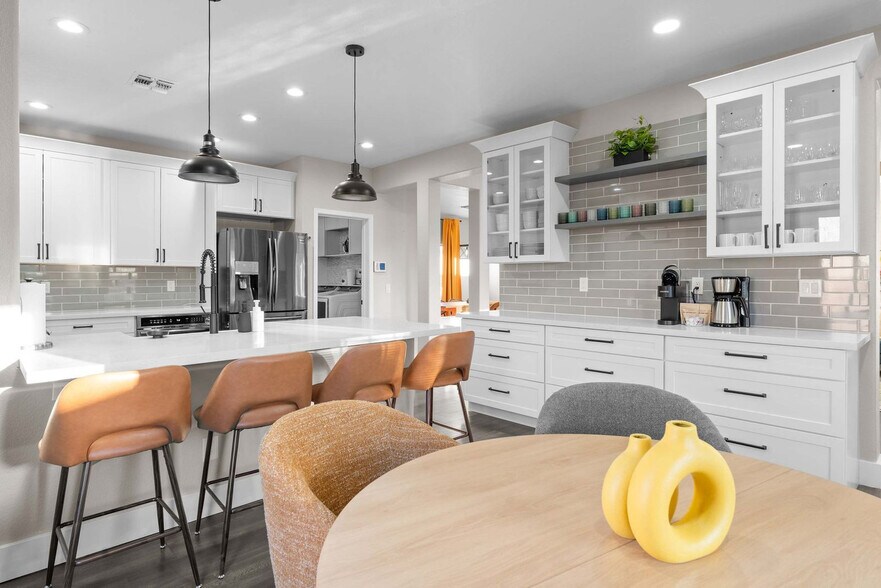 Building Photo - 4900 S Springs Dr