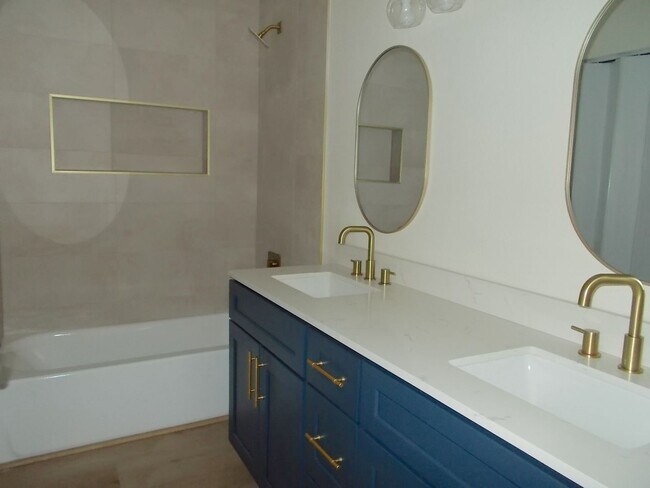 Building Photo - Elegant upstairs condo with modern upgrades and private balcony.