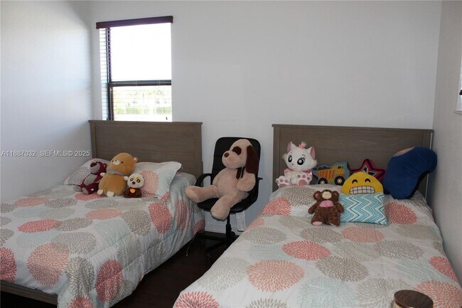 Building Photo - 3728 SE 5th Ct