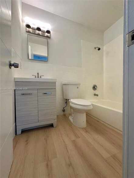 Building Photo - 1109 NE 6th Ave