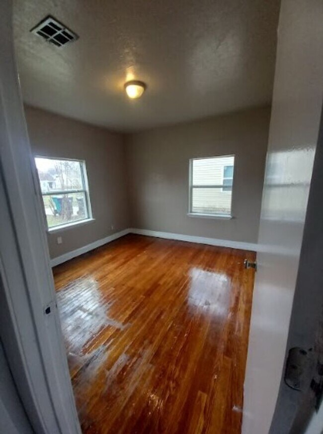 Building Photo - Cute 2 Bedroom Home!