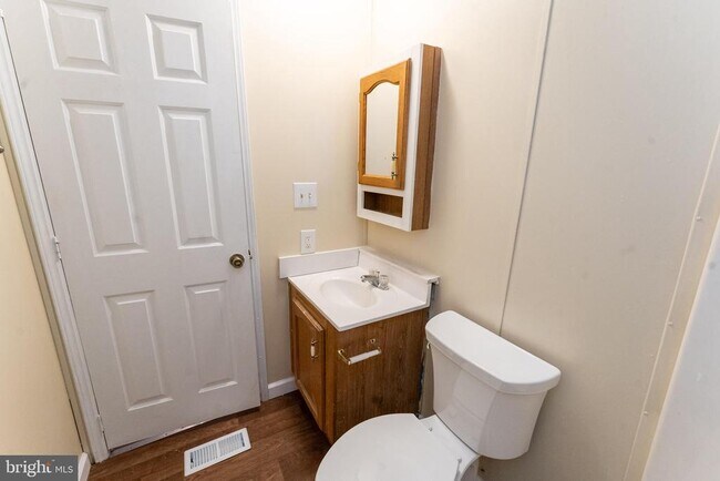 Building Photo - 1205 W 6th St