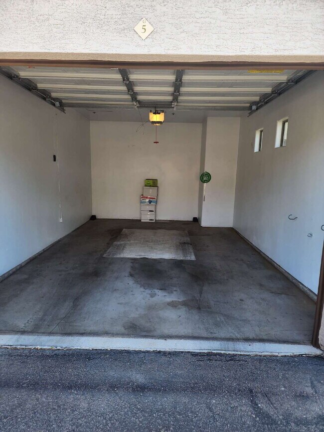 Building Photo - Fully furnished 2 bedroom 2 bathroom unit ...