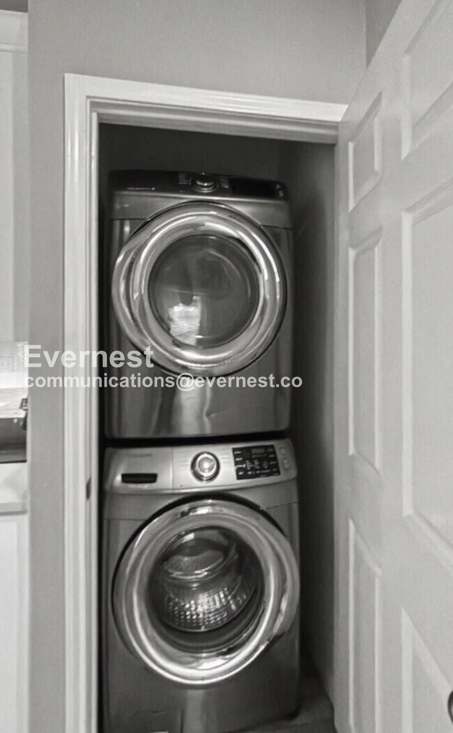 Building Photo - 2 Bed/1 Bath Condo with Fenced Yard / Pet-Friendly / Vouchers Accepted / Available Now!