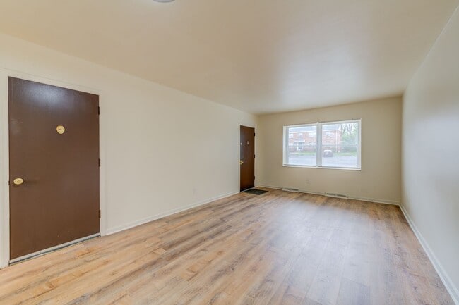 Interior Photo - (483) 5830-44 Bermuda Rd
