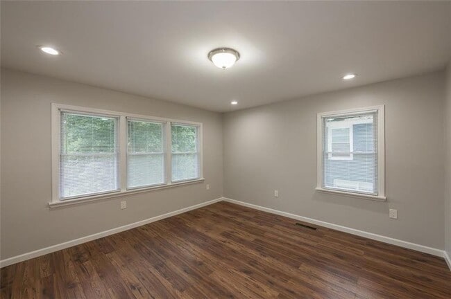 Building Photo - 257 Barfield Ave SW