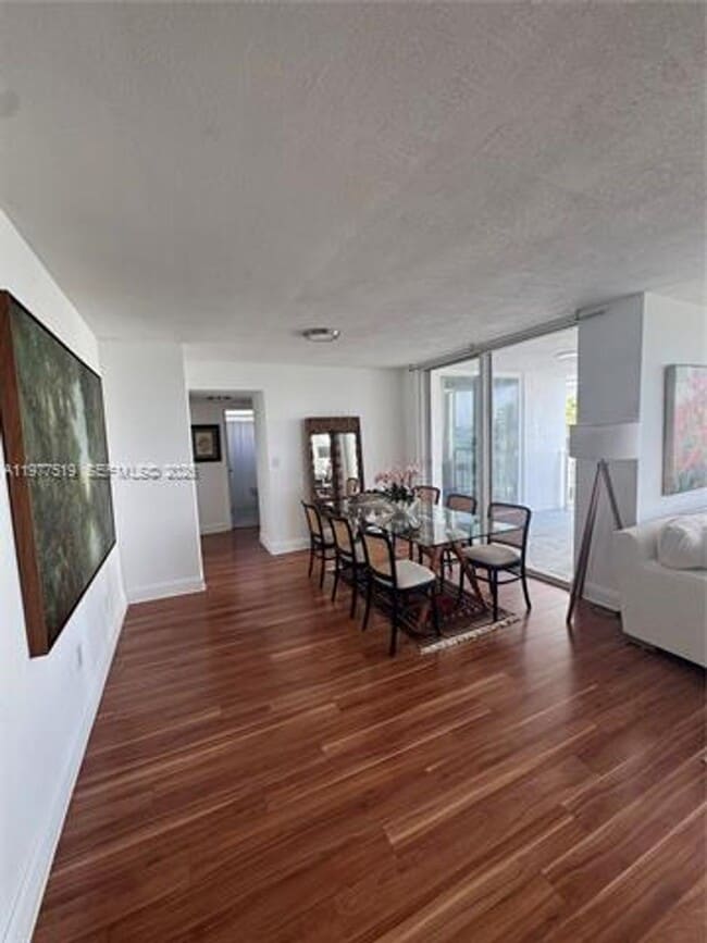 Building Photo - 1420 Brickell Bay Dr