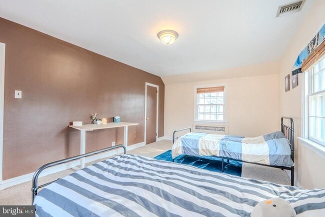 Building Photo - 128 Henley Rd