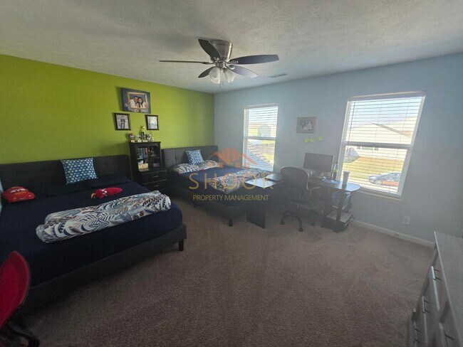Building Photo - UPDATED 4 BEDROOM HOME WITH LOTS OF SPACE ...