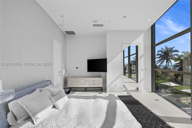 Building Photo - 5875 Collins Ave