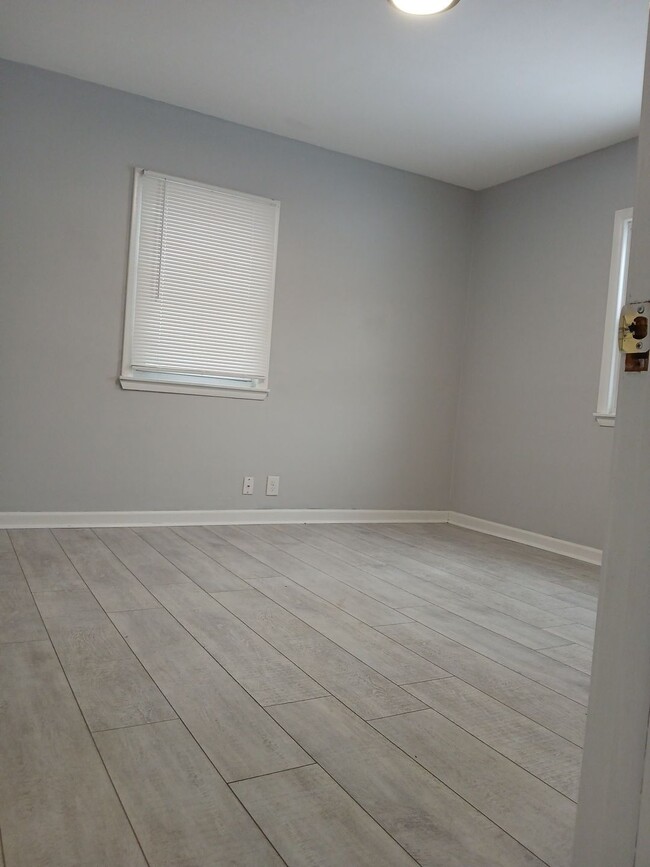 Building Photo - 2423 Rose Ave