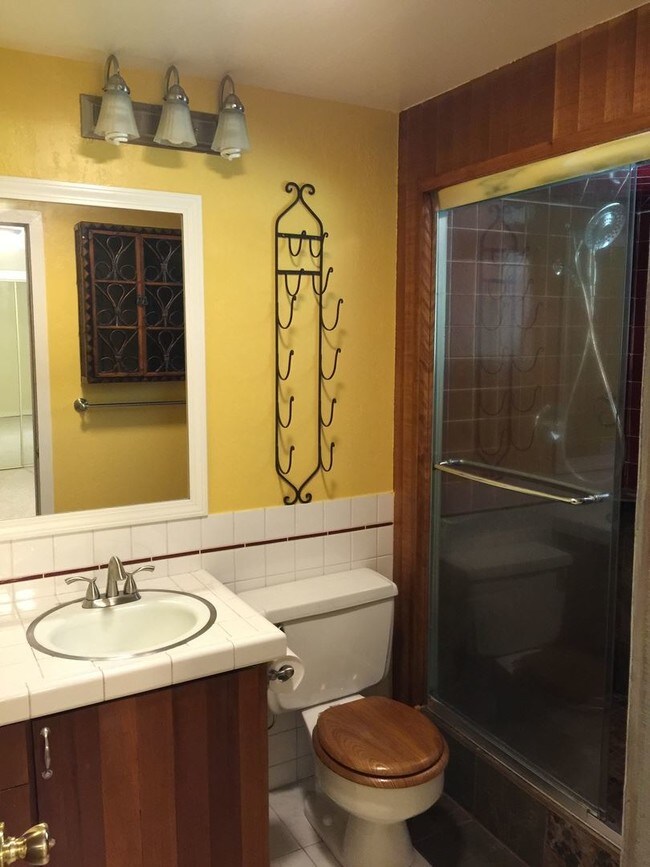 Building Photo - 817 E Jewett Blvd