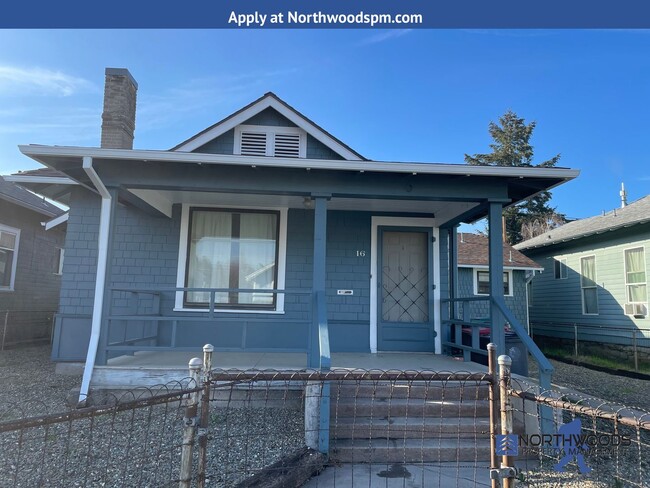 Primary Photo - Nice 2 Bedroom 1 Bath Duplex-Great Front P...