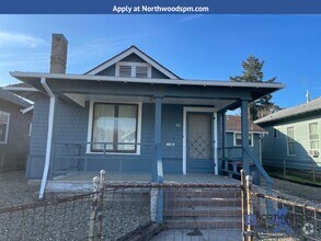 Building Photo - Nice 2 Bedroom 1 Bath Duplex-Great Front P...