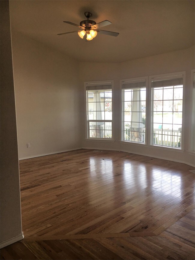 Building Photo - 725 W Ashby Dr