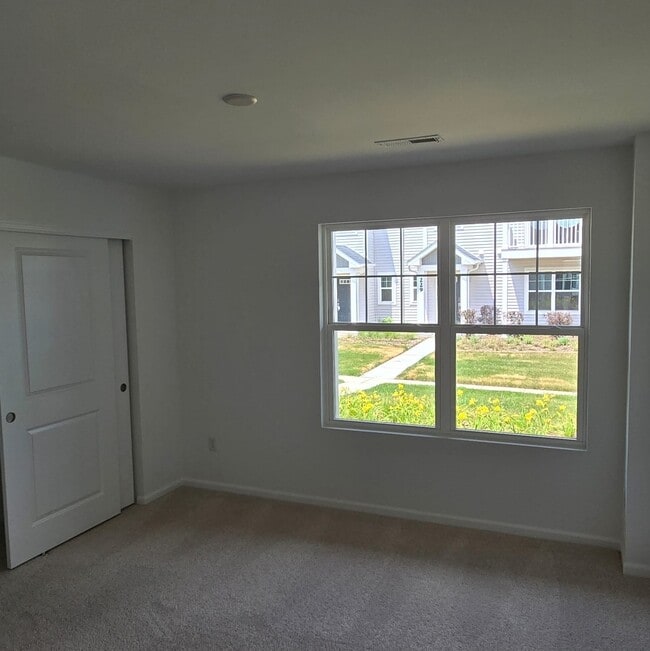 Building Photo - 249 Kingsport Dr