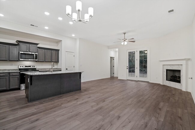 Building Photo - 300 Maple St