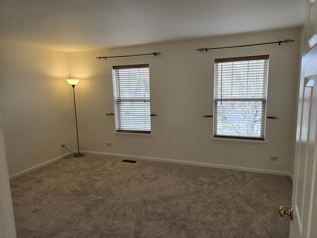 Building Photo - 211 Valley View Dr