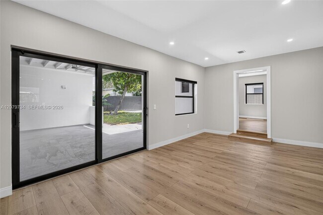Building Photo - 1011 NW 30th Ct