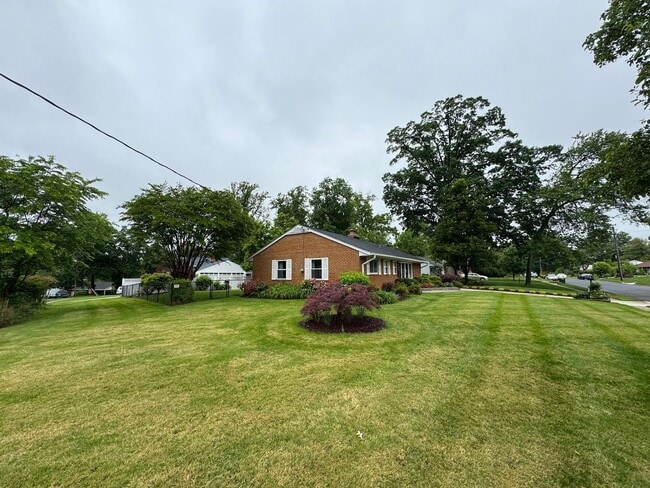 Building Photo - Gorgeous 3 Bed 1.5 Bath Single-Family Home...