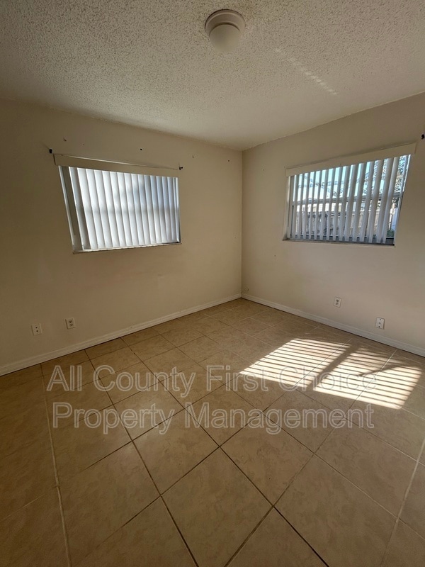 Building Photo - 928 Lake Palms Dr