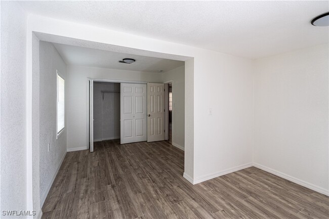 Building Photo - 2352 Sunnyview Dr