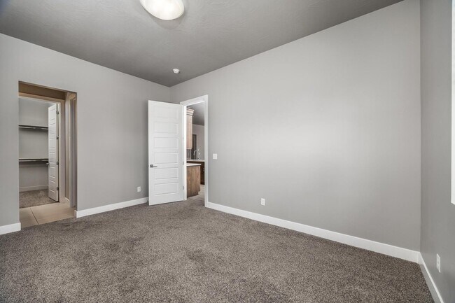 Building Photo - 1861 N Mountain View Dr