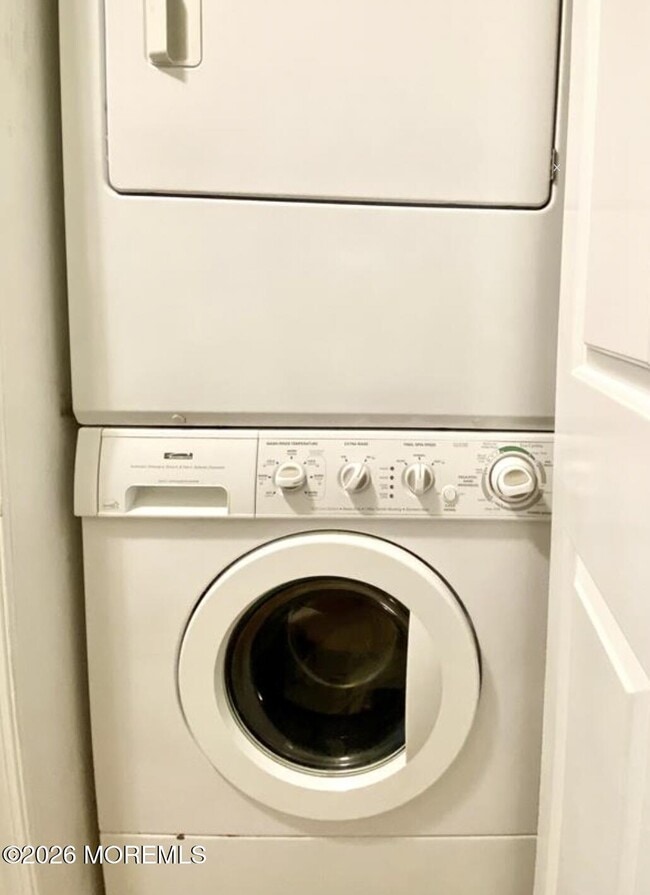 Building Photo - 10 SE Central Ave