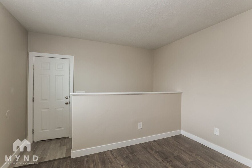 Building Photo - 4943 S Farah Dr