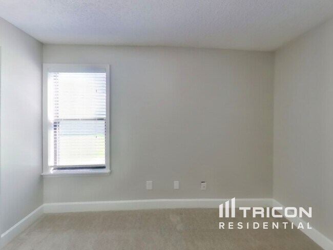 Building Photo - 2435 Burns Dr