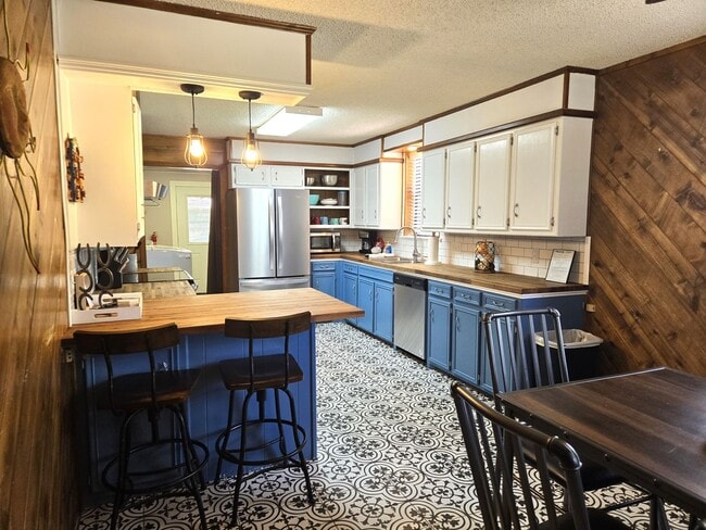 Building Photo - Large Three Bedroom Home Close To Midtown ...