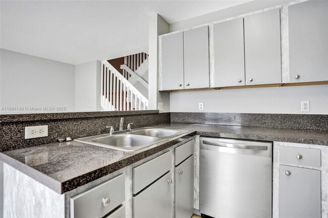 Building Photo - 5441 SW 41st St