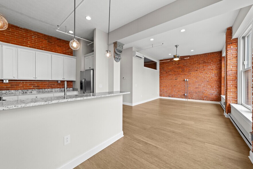Building Photo - 1224 Huron Rd E