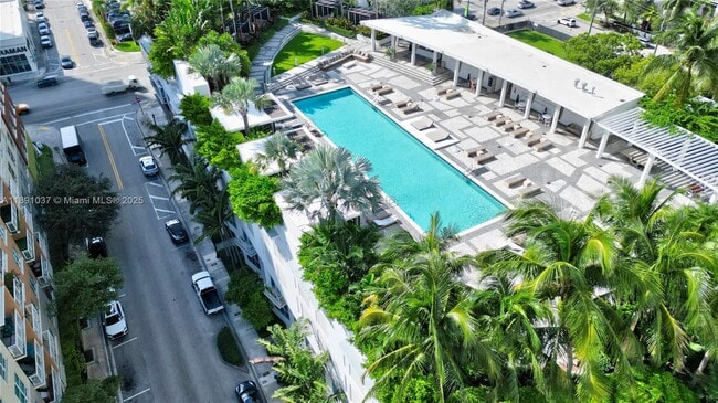 Building Photo - 2020 N Bayshore Dr