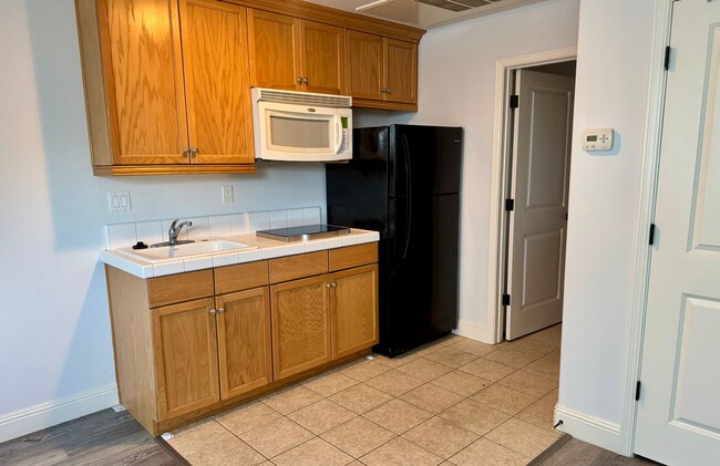 Building Photo - Charming Studio with AC and Secure Mailbox!