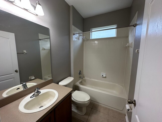 Building Photo - Beautiful 3 bedroom, 2 bath home in the he...