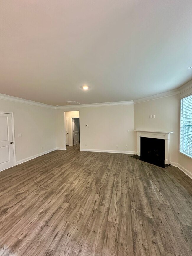 Building Photo - Beautiful 4BR/3BA Home in Falls Cove @ Lak...