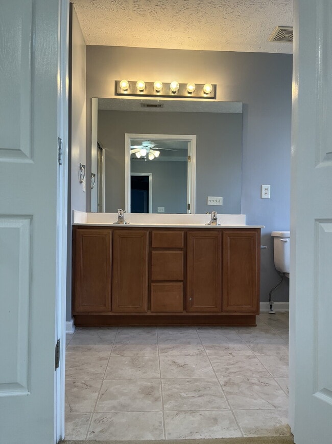 Building Photo - 2011 Orlimar Ct