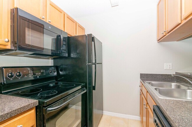 Building Photo - 2nd Floor - Recently Upgraded and Remodeled -1 Bedroom 1 Bath for Lease in Brandon, FL