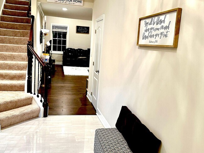 Building Photo - 3 Bedroom semi furnished Duplex type House in Imperial