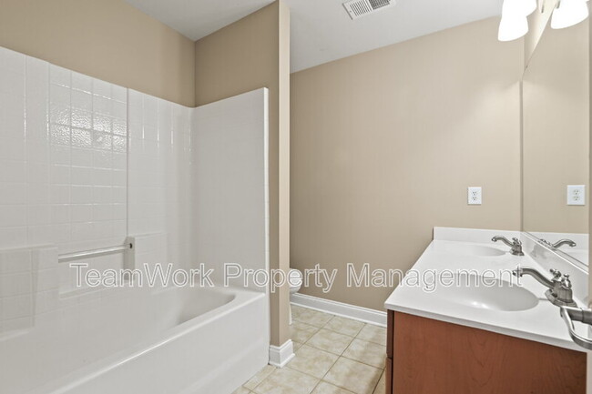 Building Photo - 9034 Parlor Dr
