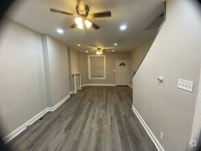 Building Photo - Spacious 3 bedroom