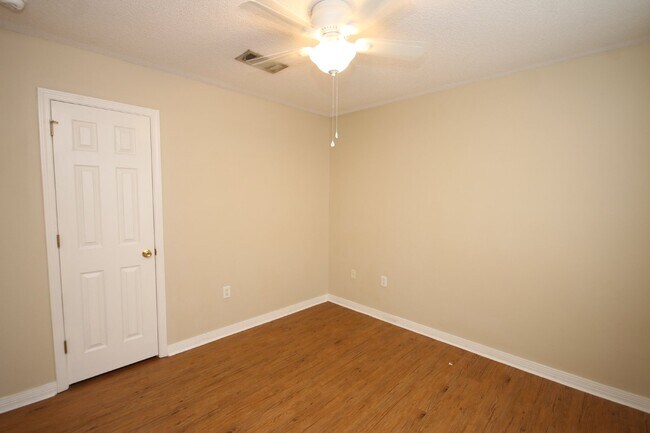 Building Photo - 3BR/2BA Home Near UWF – Wood-Look Flooring, Galley Kitchen, Pet Friendly!
