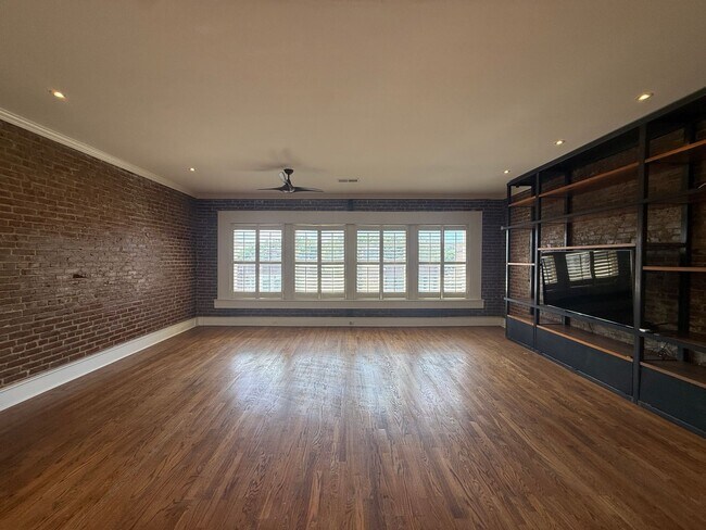 Building Photo - Completely Renovated Downtown Memphis Loft with Rooftop Skyline Views.