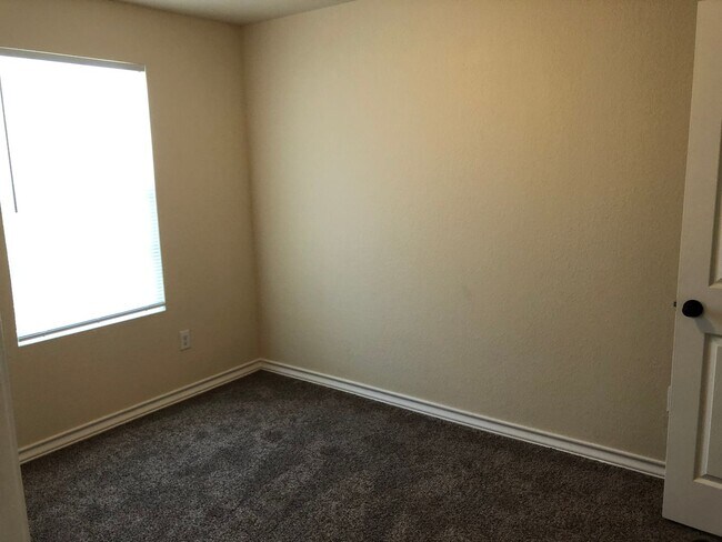 Building Photo - Town home for rent