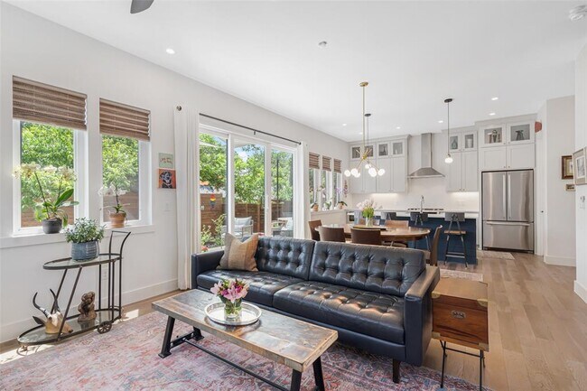 Building Photo - 1217 1/2 W 39th St