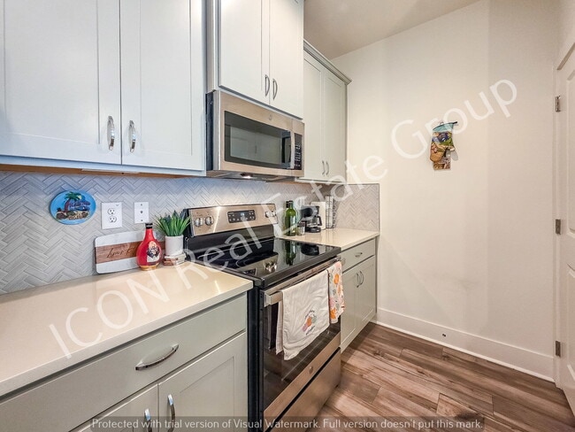 Building Photo - Spacious 3/2.5 Townhome