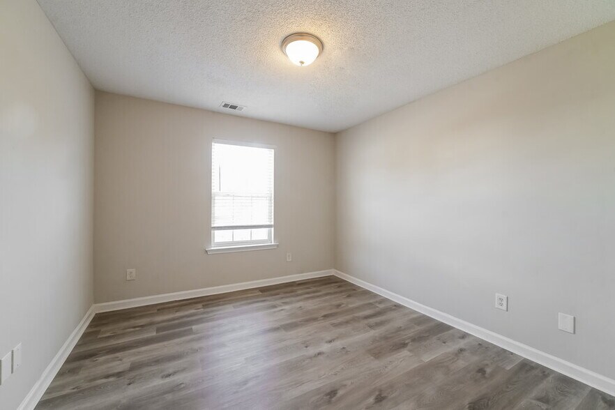 Building Photo - 202 Oakwood Pl