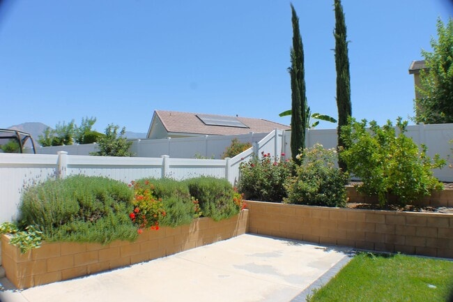 Building Photo - Stunning Redlands Home For Rent