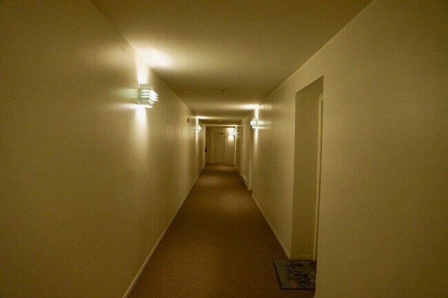Building Photo - Great Arboretum location - lofted units - ...